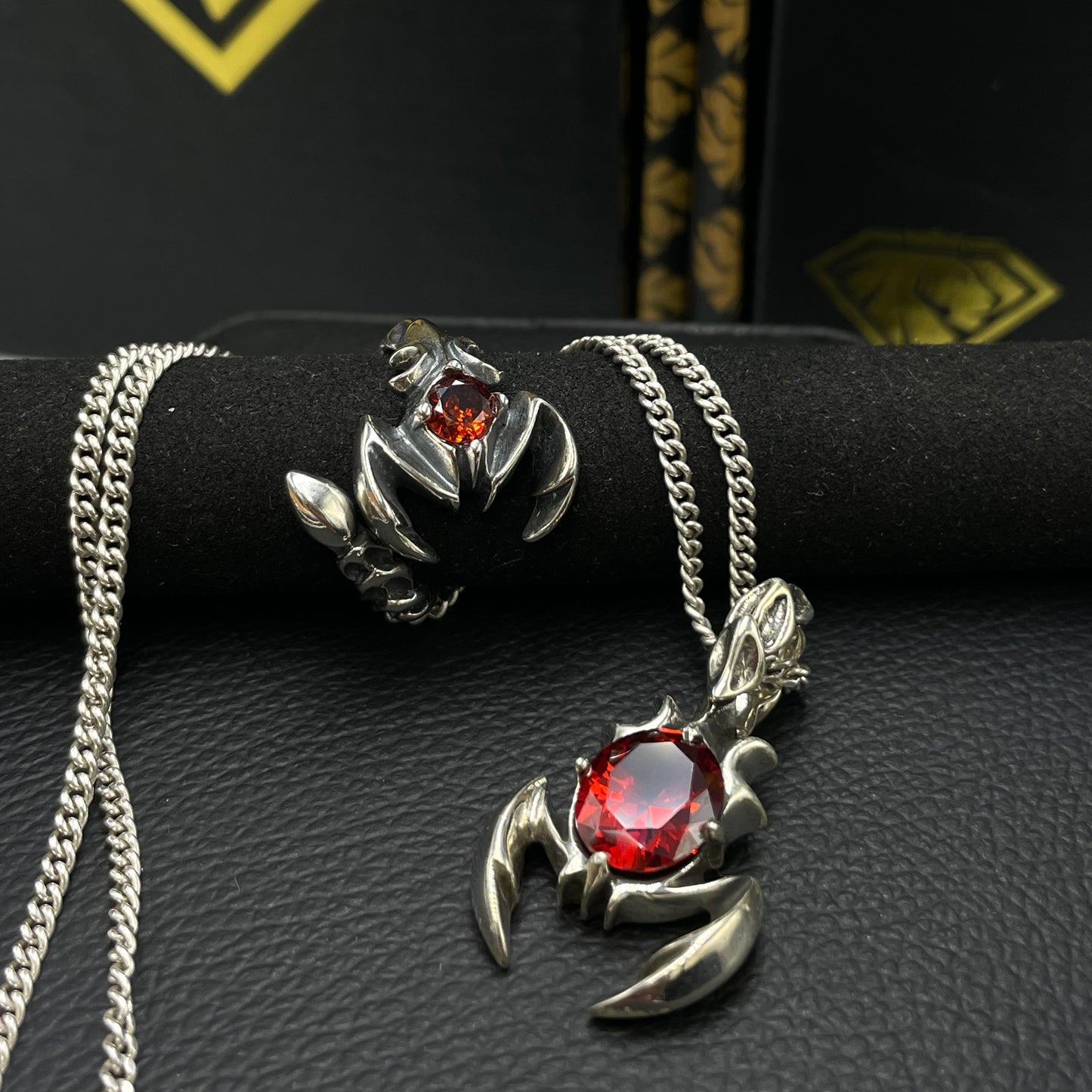 PACK DE PLATA 925 ( COLLAR ESCORPIÓN CON GEMA ROJA+ ANILLO DE PLATA 925)