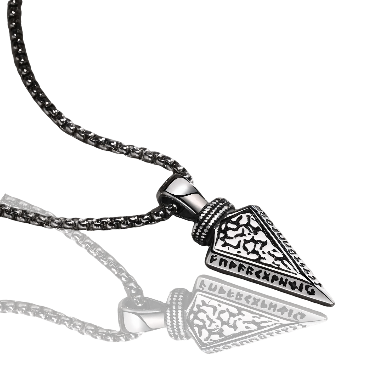 COLLAR FLECHA CON TALLADO DE RUNAS